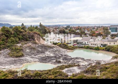 Geothermische Aktivität in Whakarewarewa in Rotorua, Bay of Plenty Region, Central North Island, Neuseeland. Stockfoto