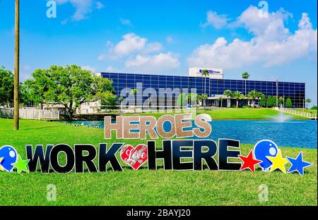 Ein Schild mit der Aufschrift "Heroes Work Here" steht vor Singing River Hospital, 26. März 2020, in Pascagoula, Mississippi. Stockfoto