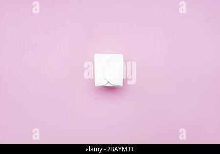 Weiße Verpackung aus Karton für Nudeln auf pinkfarbenem Hintergrund, flach aufschnallen Stockfoto