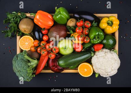 Große Auswahl an rohem Obst und Gemüse im Karton Stockfoto