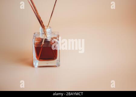 Lufterfrischer klebt auf Bgie Background Glas Aroma Bambusstäbchen Stockfoto