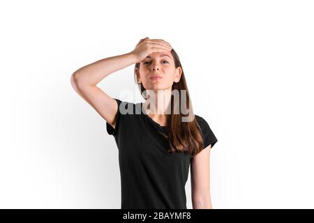 Isoliertes Porträt junger Frau mit hoher Temperatur und Kopfschmerzen. Covid-19 Coronavirus Symptome Stockfoto
