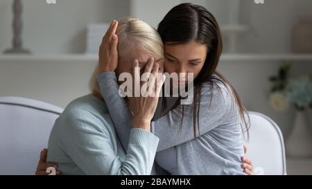 Pflegende Erwachsene Tochter Komfort reife depressive Mutter Stockfoto