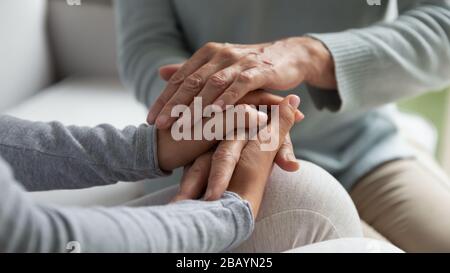 Nahaufnahme von Mutter und erwachsener Tochter halten die Hände Stockfoto