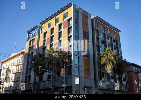 Die Plaza Apartments, ein Objekt zur Sanierung von Obdachlosen mit Behinderungen und das erste Wohnprojekt an der Westküste, das die Silber LEED-Zertifizierung erhalten hat. Stockfoto
