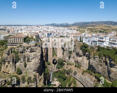 Luftaufnahme der Brücke Puente Nuevo in Ronda, Spanien Stockfoto