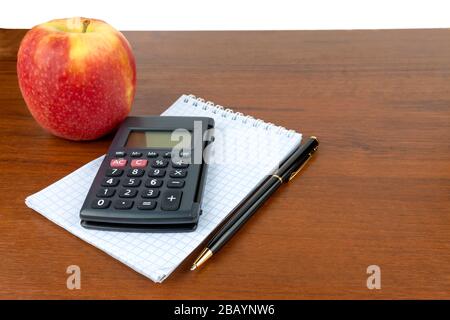 Apple Notizblock Taschenrechner Stift liegen auf dem Tisch. Stockfoto