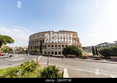 Rom, Italien, 29. März 2020. Das Kolosseum schloss und die umliegenden Straßen desertierten am ersten Sonntag nach Beginn der Sommerzeit. Italien hat wegen der Coronavirus Covid-19-Pandemie fast drei Wochen lang totale Sperrzeit. Kredit: Stephen Bisgrove/Alamy Live News Stockfoto