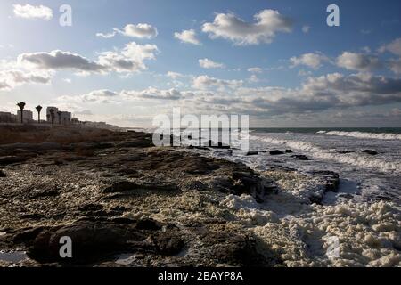 Schaum an der Küste des Kaspischen Meeres im Winter, Kasachstan, Aktau Stockfoto