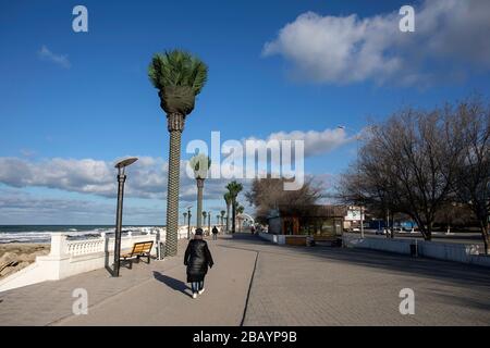 Menschen, die auf der Promenade an der Küste des Kaspischen Meeres im Winter, Kasachstan, Aktau Stockfoto