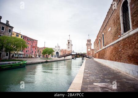 Venedig. Italien - 13. Mai 2019: Das Haupttor im venetianischen Arsenal (Arsenale di Venezia). Ponte del Paradiso. Canal Rio dell Arsenale. Bewölkter Himmel. Stockfoto