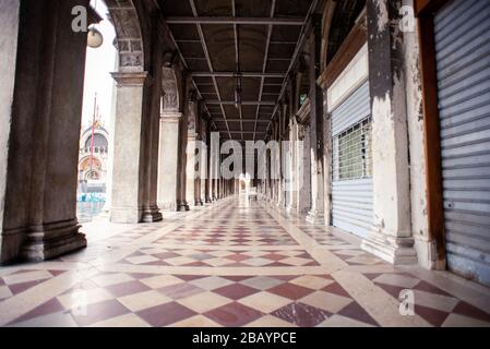 Venedig. Italien - 15. Mai 2019: Arkaden der Procuratie Vecchie in Venedig am Markusplatz. Italien. Am Frühen Morgen. Geschlossene Restaurants und Geschäfte. Stockfoto