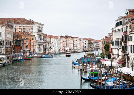 Venedig. Italien - 14. Mai 2019: Fantastischer Blick auf das schöne Venedig von der Rialto-Brücke. Italien. Bewehrte Gondeln. Am frühen Morgen mit bewölktem Himmel. Stockfoto