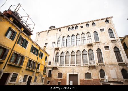 Venedig. Italien - 13. Mai 2019: Palazzo Fortuny (Palazzo Pesaro Orfei) in San Marco, Venedig. Italien. Bewölkter Himmel. Stockfoto