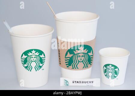 Bordeaux, Aquitanien/Frankreich - 03 24 2020: Starbucks Kaffee-Logo-Schild auf dem Kaffeebehälter, um Café unterschiedlicher Größe zu nehmen Stockfoto