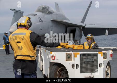 Aviation Boatswain's Mate (Handling) Airman Alexis Lanier aus Batesburg-Leesville, South Carolina, fährt während des Flugbetriebs, 27. März 2020, einen Schlepper auf Fords Flugdeck. Ford ist im Atlantik unterwegs und führt die Befähigung der Fluggesellschaften durch. (USA Navy-Foto von Mass Communication Specialist Seaman Apprentice Riley McDowell) Stockfoto