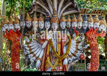 Statue von Vishvarupa oder Universal Form, einer ikonografischen Form und Theophanie des hindu-gottes Vishnu oder seines Avatars Krishna. Bali, Indonesien. Stockfoto