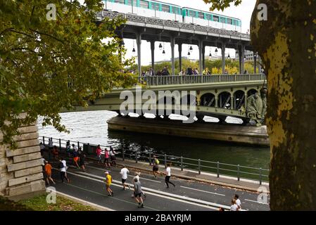 Paris Marathon unter Pont Bir Hakeim zeigt den Fluss seine mit der Metro vorbei über Stockfoto