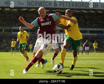 West Ham United kämpfen James Collins (links) und Simeon Jackson (rechts) von Norwich City um den Ball Stockfoto