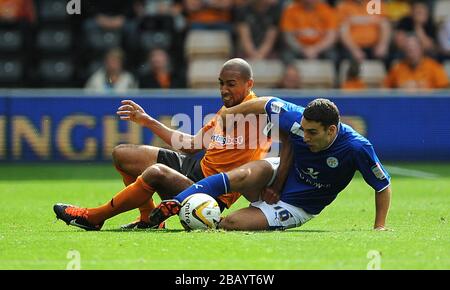 Die Matth James (rechts) von Leicester City und Karl Henry (links) von Wolverhampton Wanderers kämpfen um den Ball Stockfoto