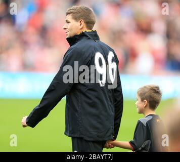 Liverpools Steven Gerrard läuft mit Justice 96 auf der Rückseite seines Trikots aus Stockfoto