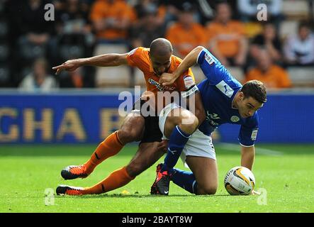 Die Matth James (rechts) von Leicester City und Karl Henry (links) von Wolverhampton Wanderers kämpfen um den Ball Stockfoto