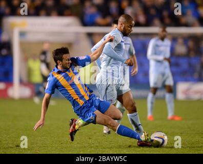 David McGoldrick (rechts) von Coventry City und Aaron Wildig (links) von Shrewsbury Town kämpfen um den Ball Stockfoto