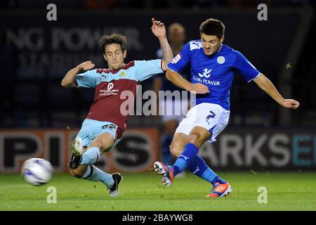 Der Ben Marshall (rechts) von Leicester City feuert auf Druck von Burnleys Brian Stock in einem Schuss aufs Tor Stockfoto