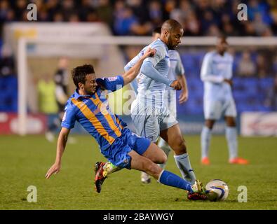 David McGoldrick (rechts) von Coventry City und Aaron Wildig (links) von Shrewsbury Town kämpfen um den Ball Stockfoto