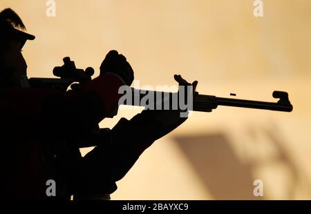 Die britische Karen Butler schießt in der R8-50m Rifle 3-Position SH1-Qualifikation in der Royal Artillery Barracks, London. Stockfoto