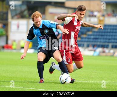 Das Marlon Pack (rechts) von Cheltenham Town wird von Wycombe Wanderers Stuart Lewis in Angriff genommen, um einen Elfmeter zu verdienen Stockfoto