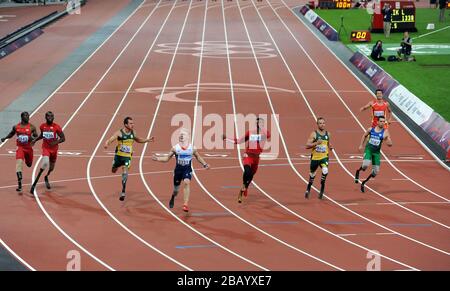 Der britische Jonnie Peacock (4. Links) überwindet die Linie, um bei den Paralympischen Spielen in London das 100-m-T44-Finale der Männer zu gewinnen. Stockfoto