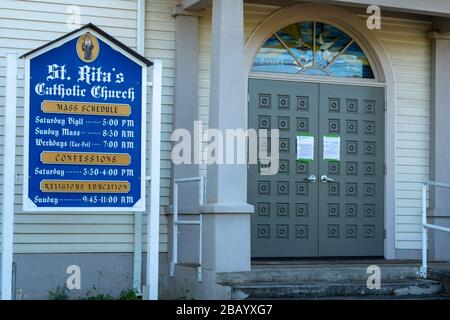 Eine Kirche in Haiku, Maui ist geschlossen, um die Ausbreitung von Coronavirus auf Hawaii zu vermeiden. Gruppen ab 10 Personen sind verboten. Stockfoto