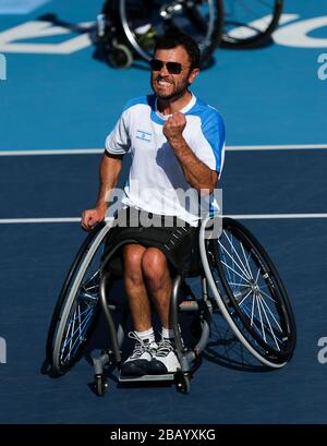 Israels Noam Gershony feiert seinen Sieg im Vierfach-Einzel-Finale gegen den US-Amerikaner David Wagner im Rollstuhltennis in Eton Manor, Olympic Park, London. Stockfoto