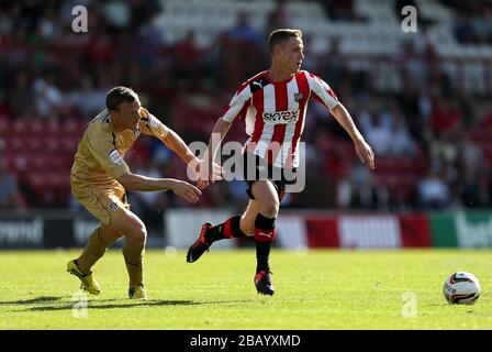 Für den Ball kämpfen Brentfords Adam Forshaw (rechts) und Colchester Unitys Anthony Wordsworth Brian Wilson Stockfoto