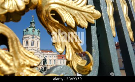 Berlin, Deutschland. März 2020. Schloss Charlottenburg, durch den prächtig dekorierten Zaun im Schlossvorplatz geführt. Kredit: Jens Kalaene / dpa-Zentralbild / ZB / dpa / Alamy Live News Stockfoto