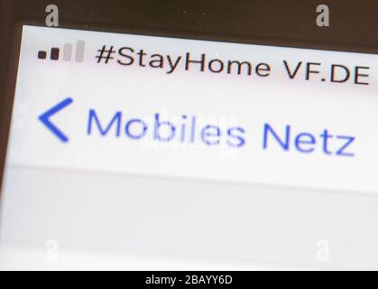 Berlin, Deutschland. März 2020. '#StayHome VF.de' und 'Mobile Network' werden auf einem Smartphone angezeigt. Dies ist eigentlich der Schriftzug des Netzbetreibers Vodafone. Um die Ausbreitung des Corona-Virus zu verlangsamen, werden die Menschen aufgefordert, zu Hause zu bleiben und soziale Kontakte zu vermeiden. Kredit: Jens Kalaene / dpa-Zentralbild / ZB / dpa / Alamy Live News Stockfoto