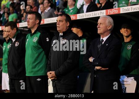 Irlands Manager Giovanni Trapattoni (rechts) hört die Nationalhymnen von der Teambank ab Stockfoto