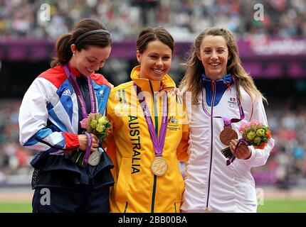 Großbritanniens Stef Reid (Silber), Australiens Kelly Cartwright (Gold) und Frankreichs Marie-Amelie le fur (Bronze) erhalten ihre Medaillen für den Weitsprung der Frauen - F42/44 Stockfoto