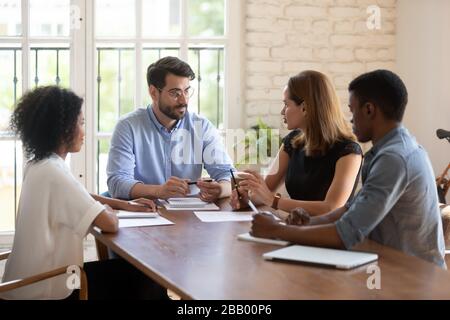Verschiedene Geschäftspartner, die über die Lösung von Problemen verhandeln, versammelten sich im Sitzungssaal Stockfoto