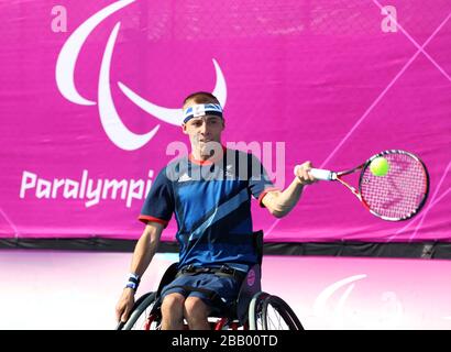 Andy Lapthorne aus Großbritannien während der Doppelrunde der Männer um Platz 16 im Eton Manor. Stockfoto