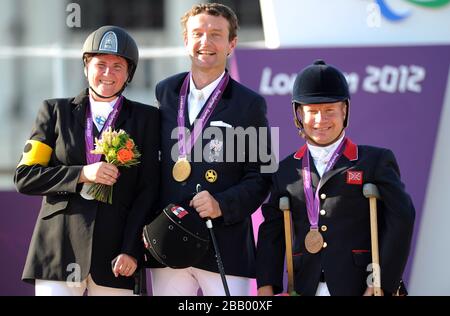 Der britische Lee Pearson feiert mit dem österreichischen Pepo Puch (Mitte, Gold) und der finnischen Katja Karjalainen (links, Silber) Bronze während der Reitsport-Dressur Individual Freestyle Test Grade 1b im Greenwich Park, London Stockfoto