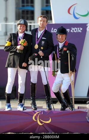 Der britische Lee Pearson feiert mit dem österreichischen Pepo Puch (Mitte, Gold) und der finnischen Katja Karjalainen (links, Silber) Bronze während der Reitsport-Dressur Individual Freestyle Test Grade 1b im Greenwich Park, London Stockfoto