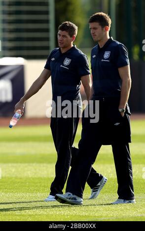 Englands Steven Gerrard (links) und Michael Carrick schauen während der Trainingseinheit in London Colney weiter Stockfoto