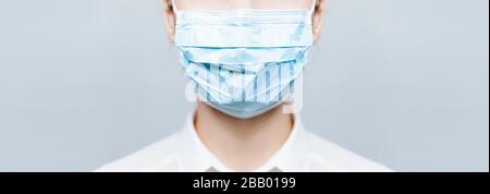 Hausarzt trägt Gesichtsmaske gegen Kovid-19. Banner Panorama medizinisches Personal vorbeugende Ausrüstung über Coronavirus. Frau in medizinischer Maske Stockfoto