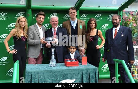 Trainer Jeremy Noseda (Center) holt seine Auszeichnung ein, nachdem Fantastic Moon die Candy Kätzchen Solario Stakes gewinnt. Stockfoto