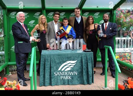 Trainer Jeremy Noseda (links) und Jockey William Buick (Mitte) sammeln ihre Preise, nachdem Fantastic Moon die Candy-Kätzchen Solario-Einsätze gewinnt. Stockfoto