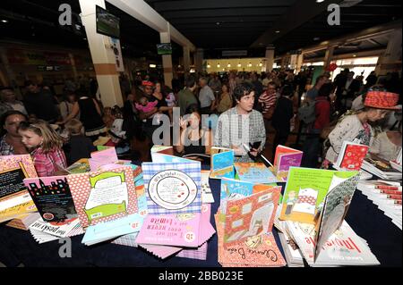 Bücher, die als Kinder verkauft werden, erwarten, während einer Buchunterzeichnung Autor und Illustrator Lauren Child zu treffen Stockfoto