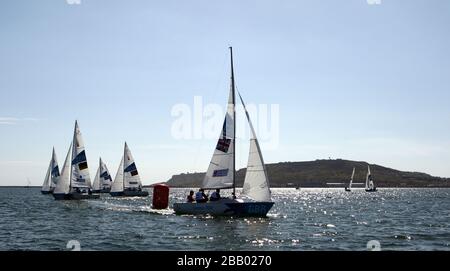 Das britische Sonar, dreiköpfige Boot von John Robertson, Hannah Stodel und Stephen Thomas während des heute vorletzten Paralympischen Rennens auf dem Segel-Austragungsort in Weymouth und Portland. Stockfoto