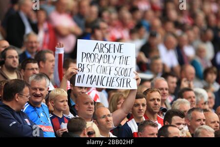Stoke City Fans halten ein Banner für Arsenals Manager Arsenals Arsenals Arsene wenger Stockfoto